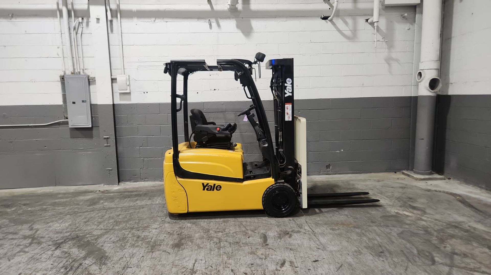 2019 Yale Model: ERP040VTN 4,000LB Capacity 3-Wheel Sit down Electric Forklift. Hours: 9,769 - Image 6 of 7