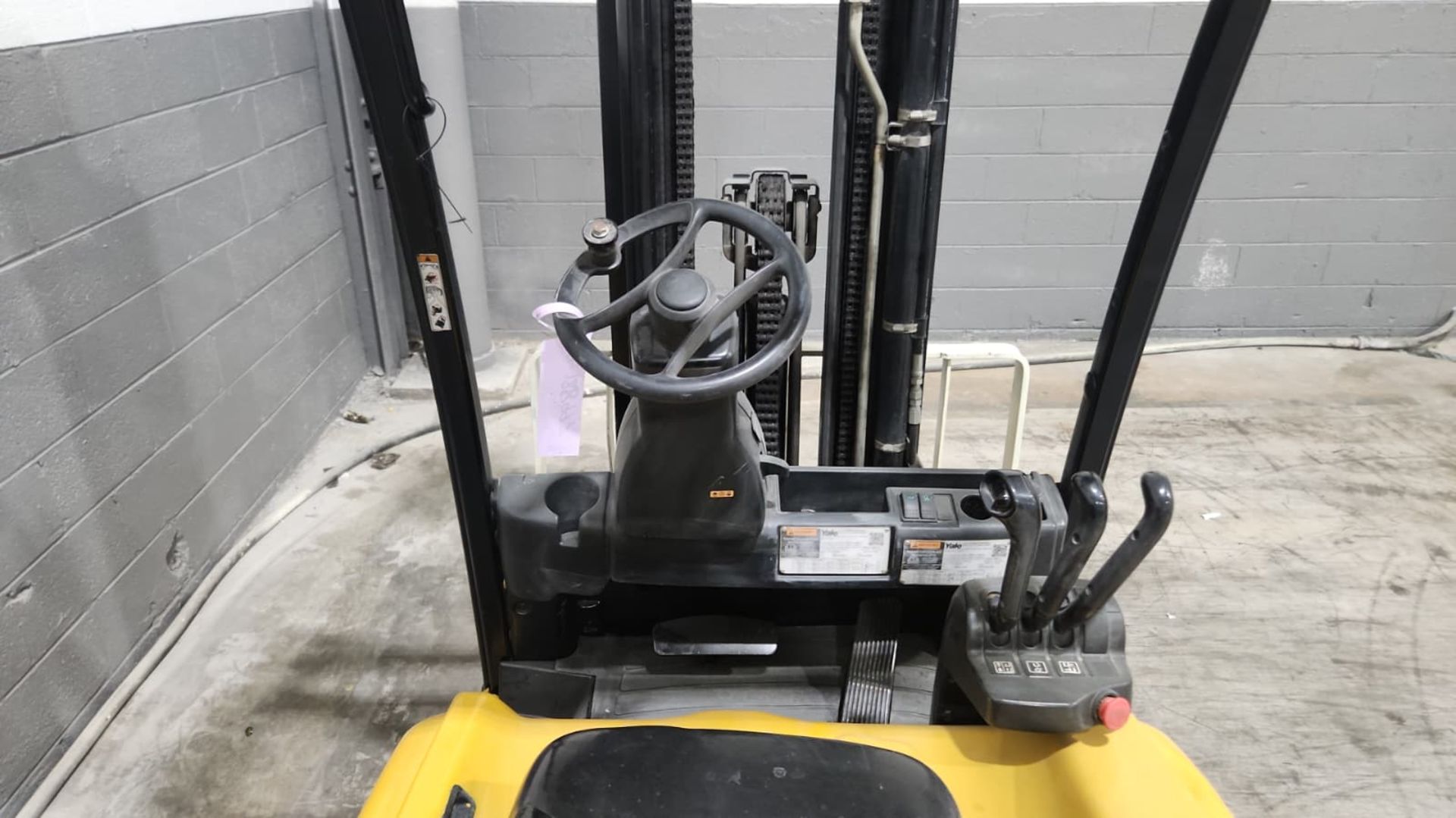 2019 Yale Model: ERP040VTN 4,000LB Capacity 3-Wheel Sit down Electric Forklift. Hours: 9,985 - Image 4 of 8