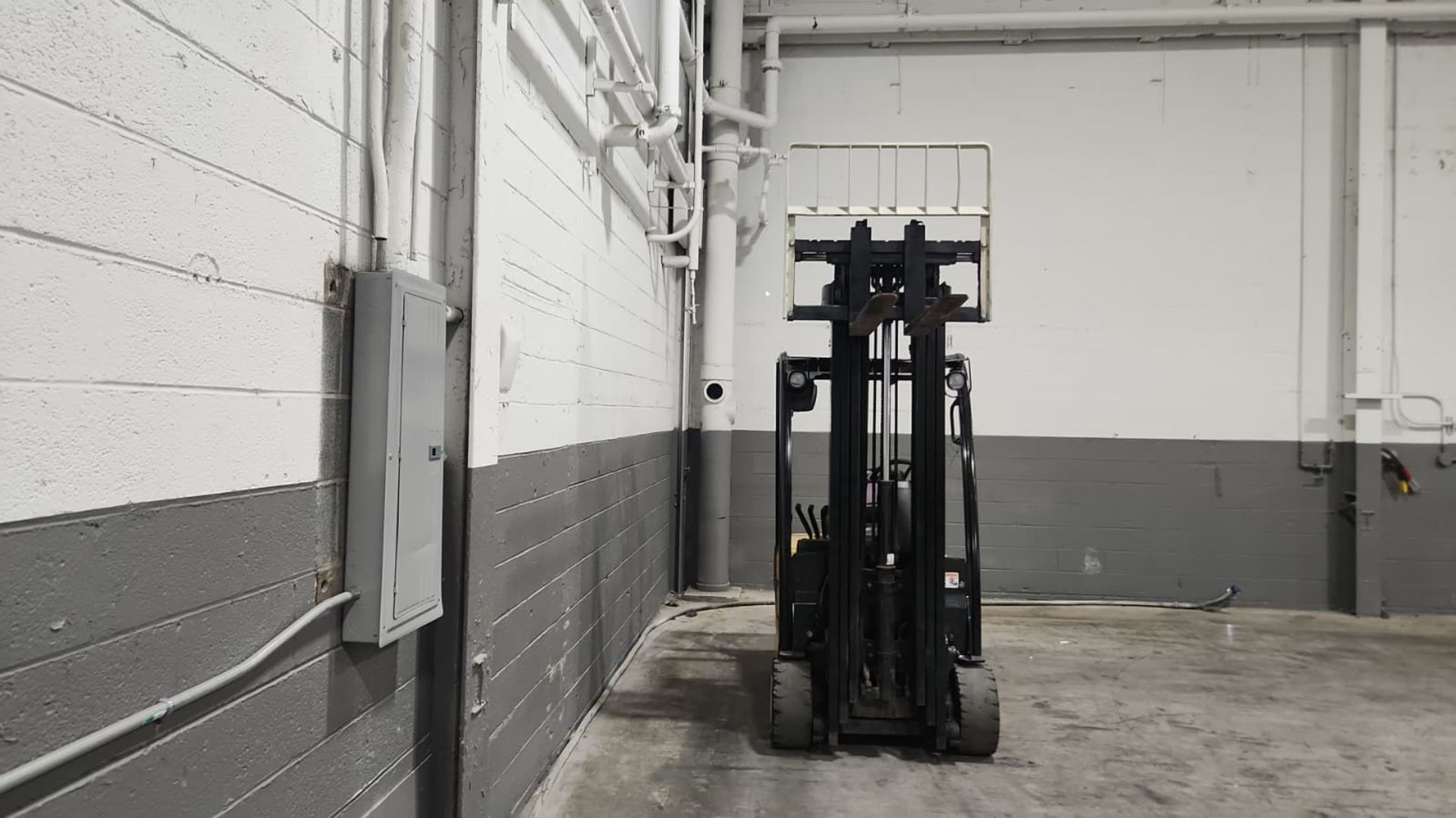 2019 Yale Model: ERP040VTN 4,000LB Capacity 3-Wheel Sit down Electric Forklift. Hours: 9,985 - Image 8 of 8