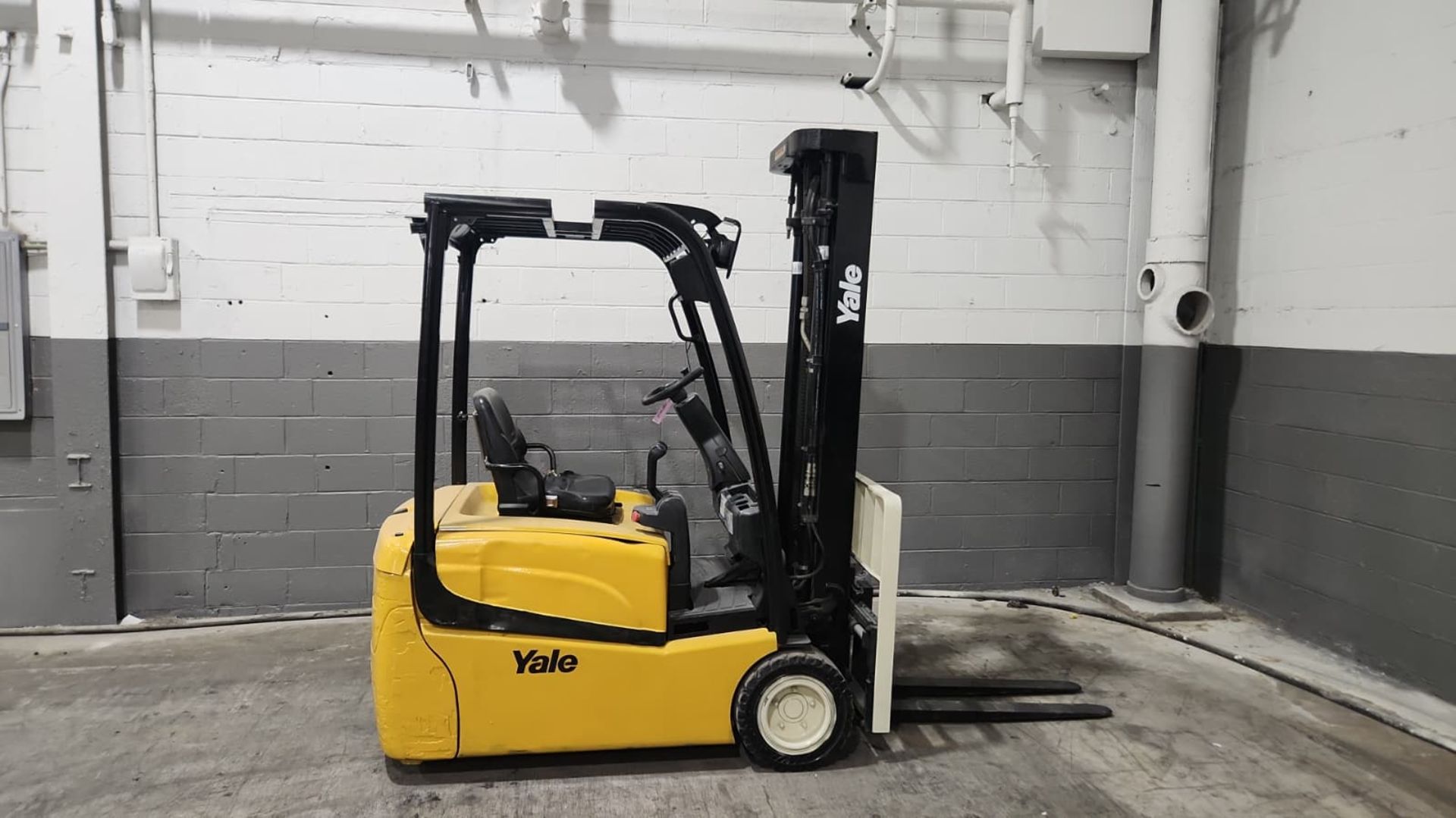 2019 Yale Model: ERP040VTN 4,000LB Capacity 3-Wheel Sit down Electric Forklift. Hours: 9,985 - Image 7 of 8