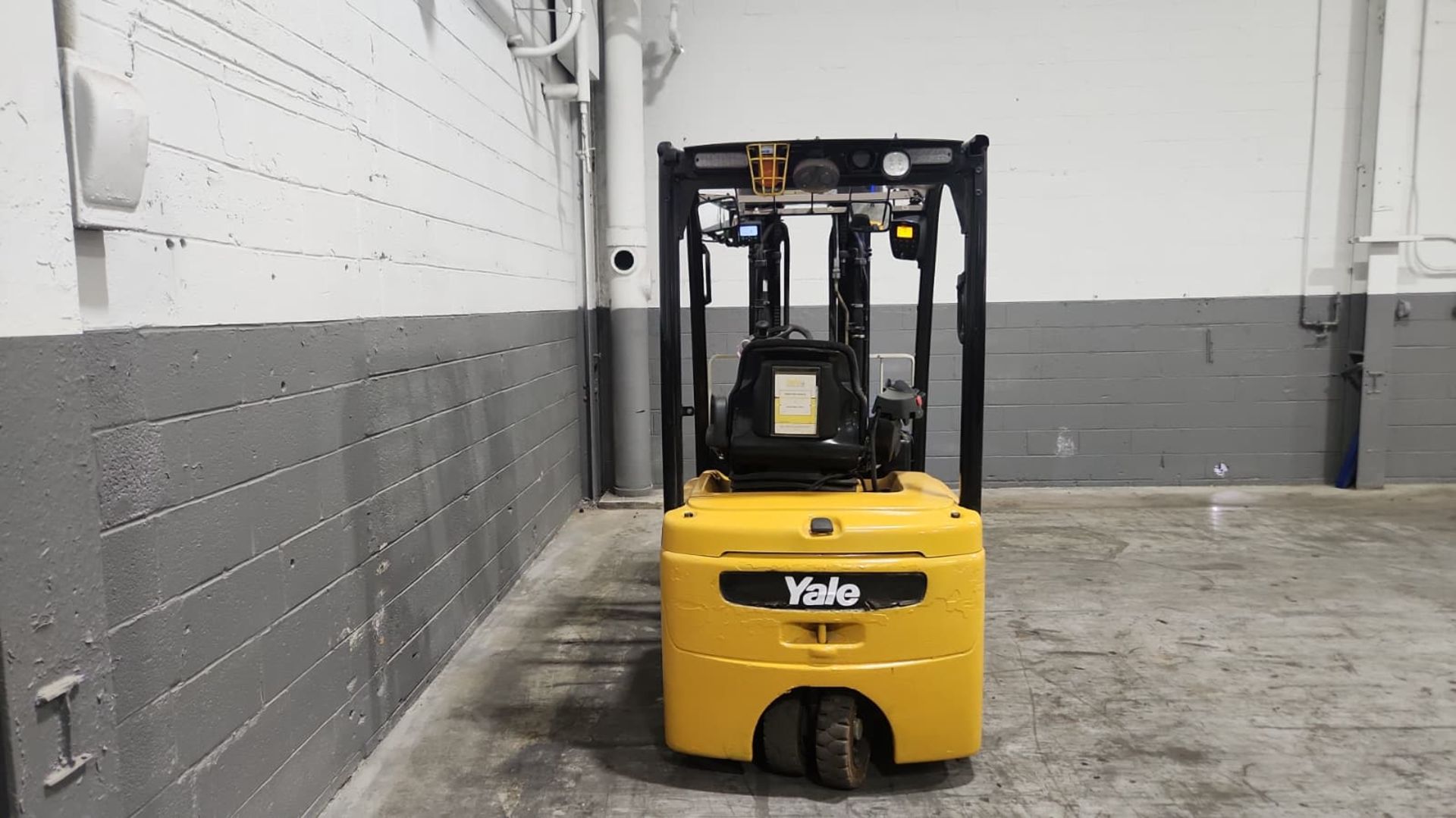 2019 Yale Model: ERP040VTN 4,000LB Capacity 3-Wheel Sit down Electric Forklift. Hours: 9,769 - Image 5 of 7