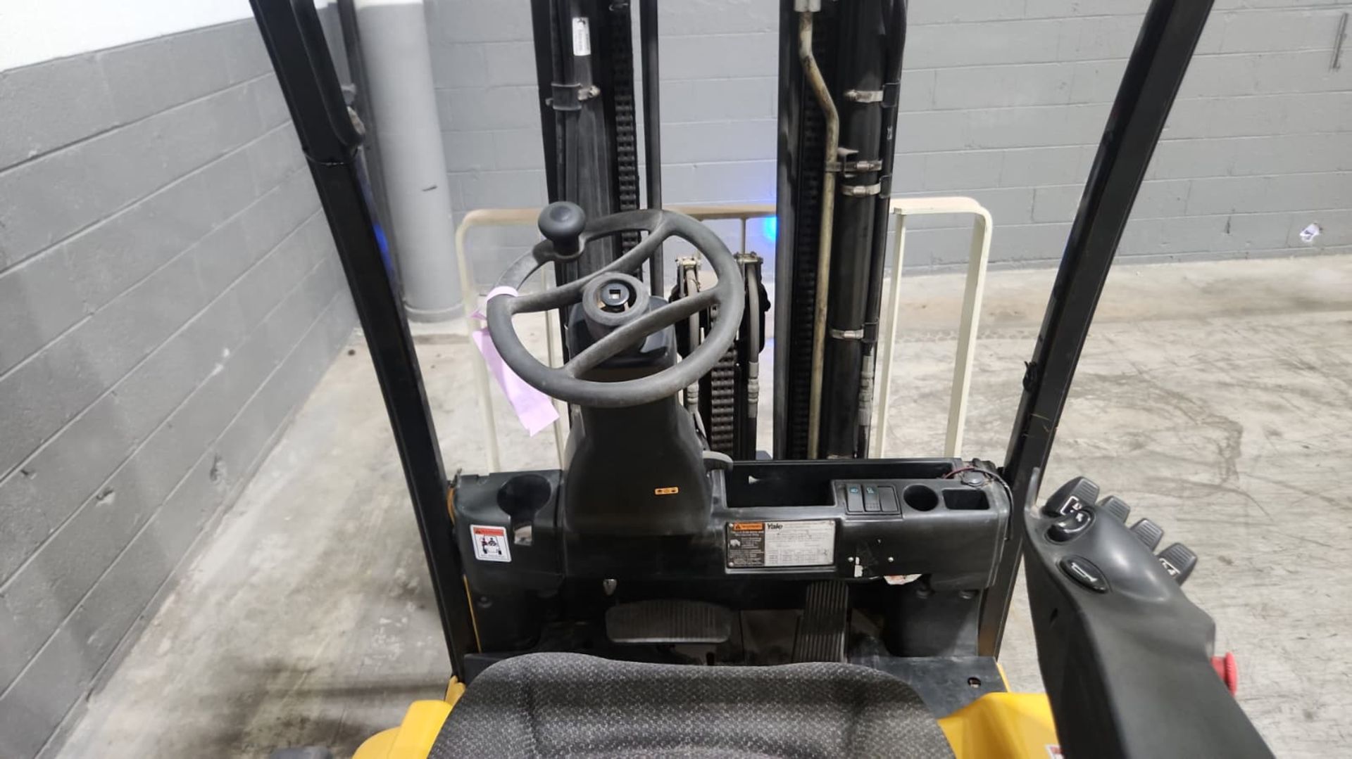 2019 Yale Model: ERP040VTN 4,000LB Capacity 3-Wheel Sit down Electric Forklift. Hours: 9,769 - Image 4 of 7