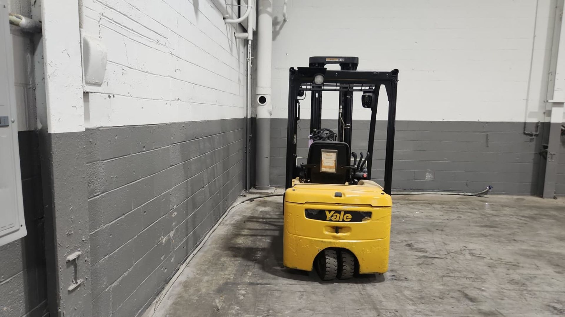 2019 Yale Model: ERP040VTN 4,000LB Capacity 3-Wheel Sit down Electric Forklift. Hours: 9,985 - Image 6 of 8