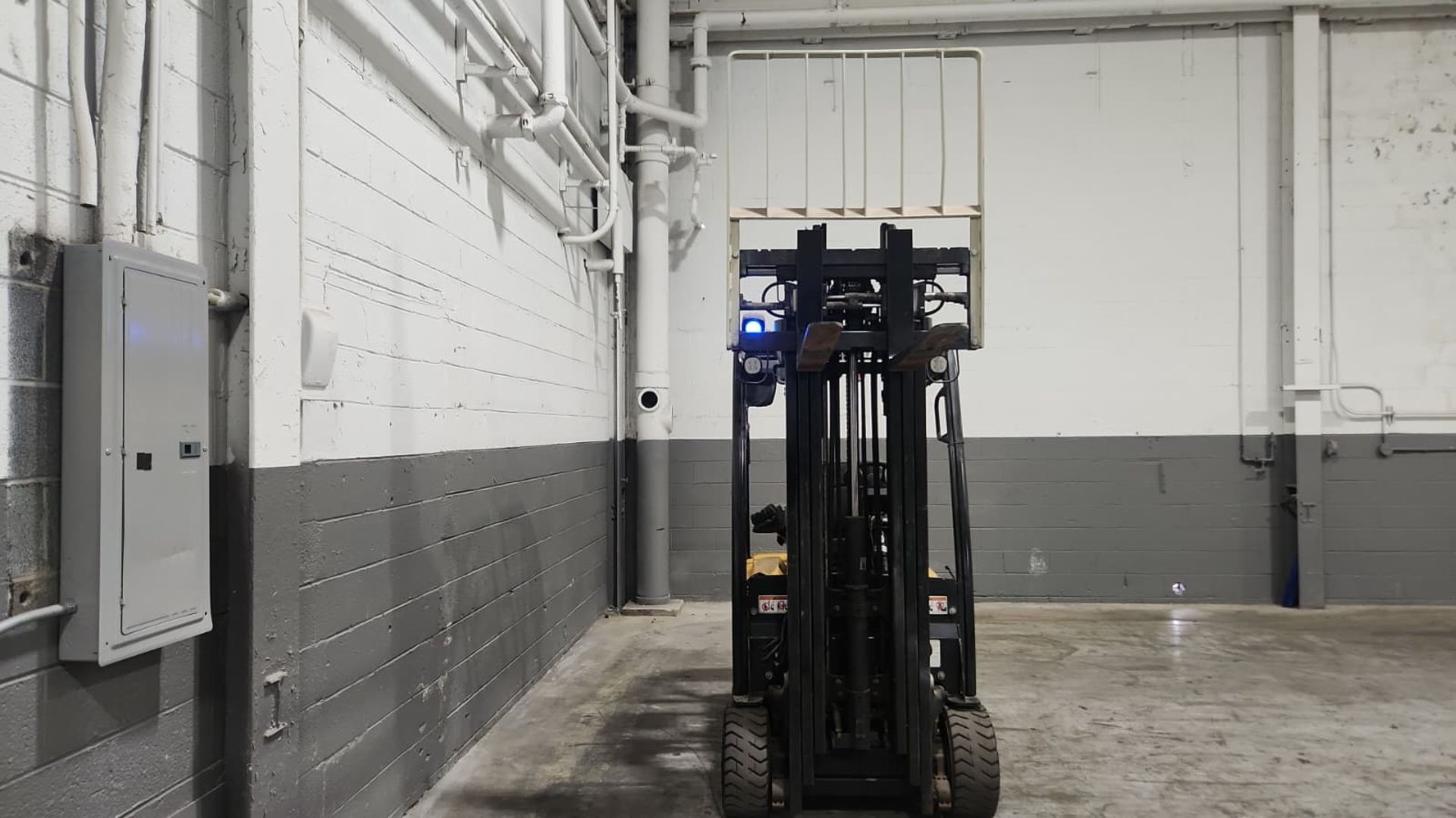 2019 Yale Model: ERP040VTN 4,000LB Capacity 3-Wheel Sit down Electric Forklift. Hours: 9,769 - Image 2 of 7