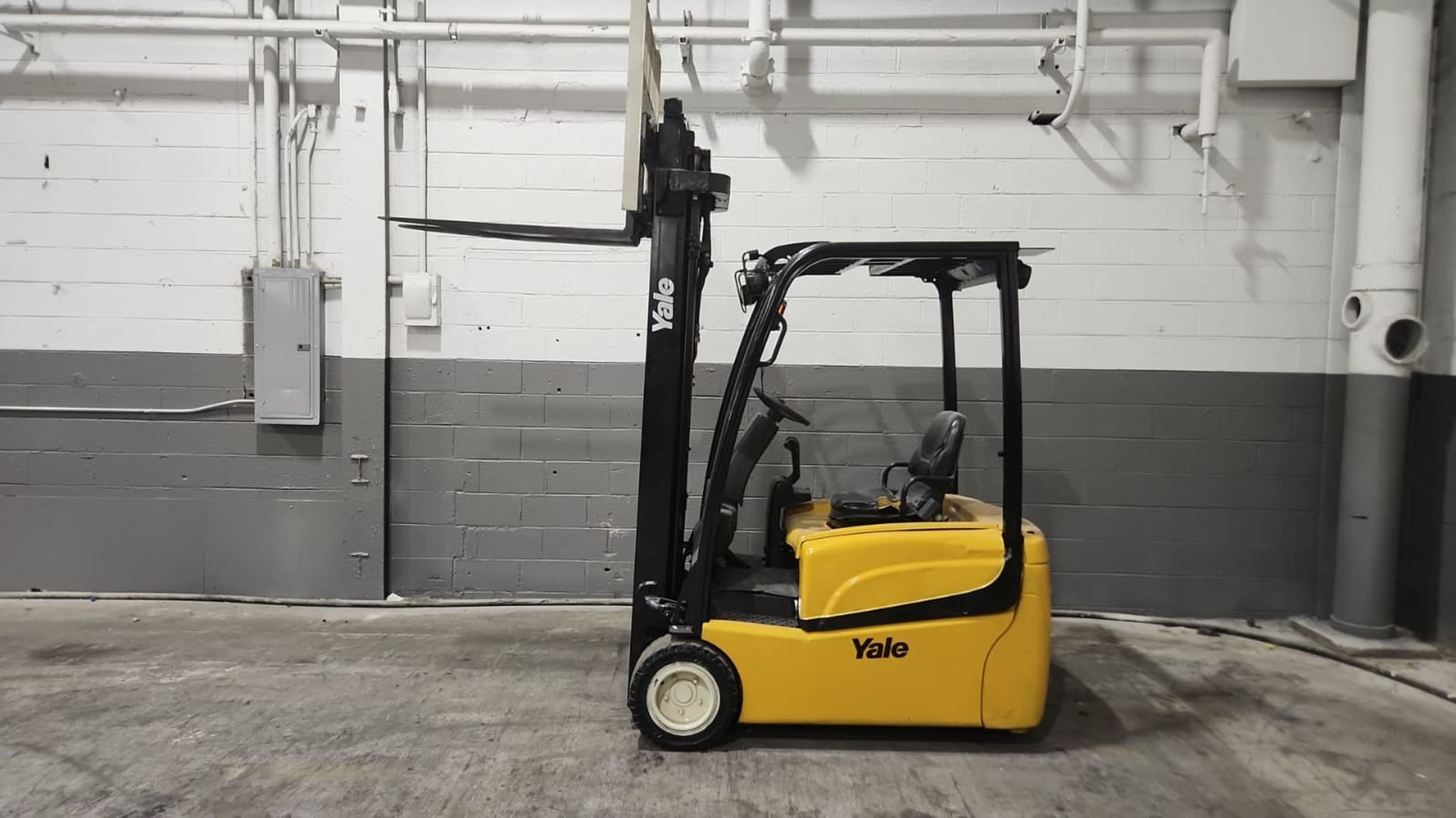 2019 Yale Model: ERP040VTN 4,000LB Capacity 3-Wheel Sit down Electric Forklift. Hours: 9,985