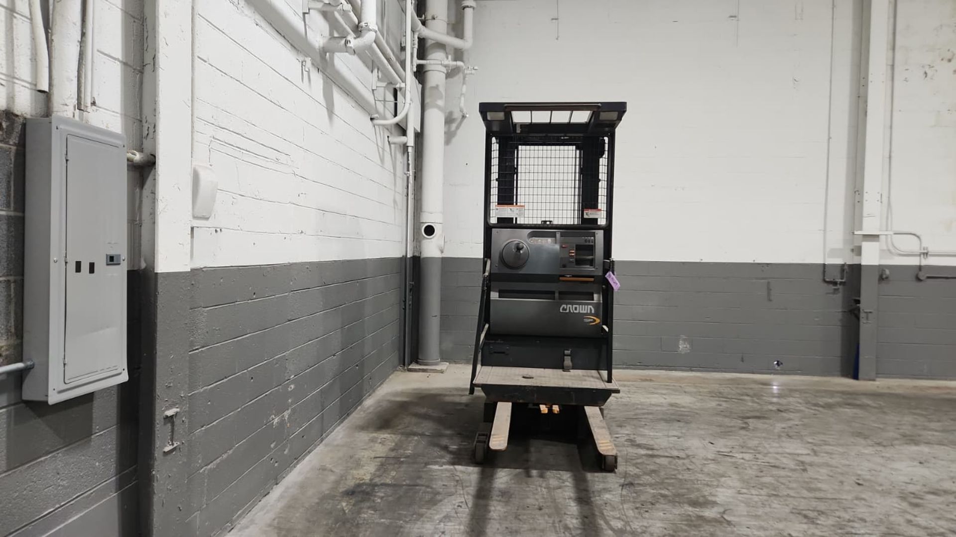 Crown Model: SP3510-30 3,000 lb Capacity Order Picker Electric Forklift with Battery. Hours: 4,856 - Image 2 of 8