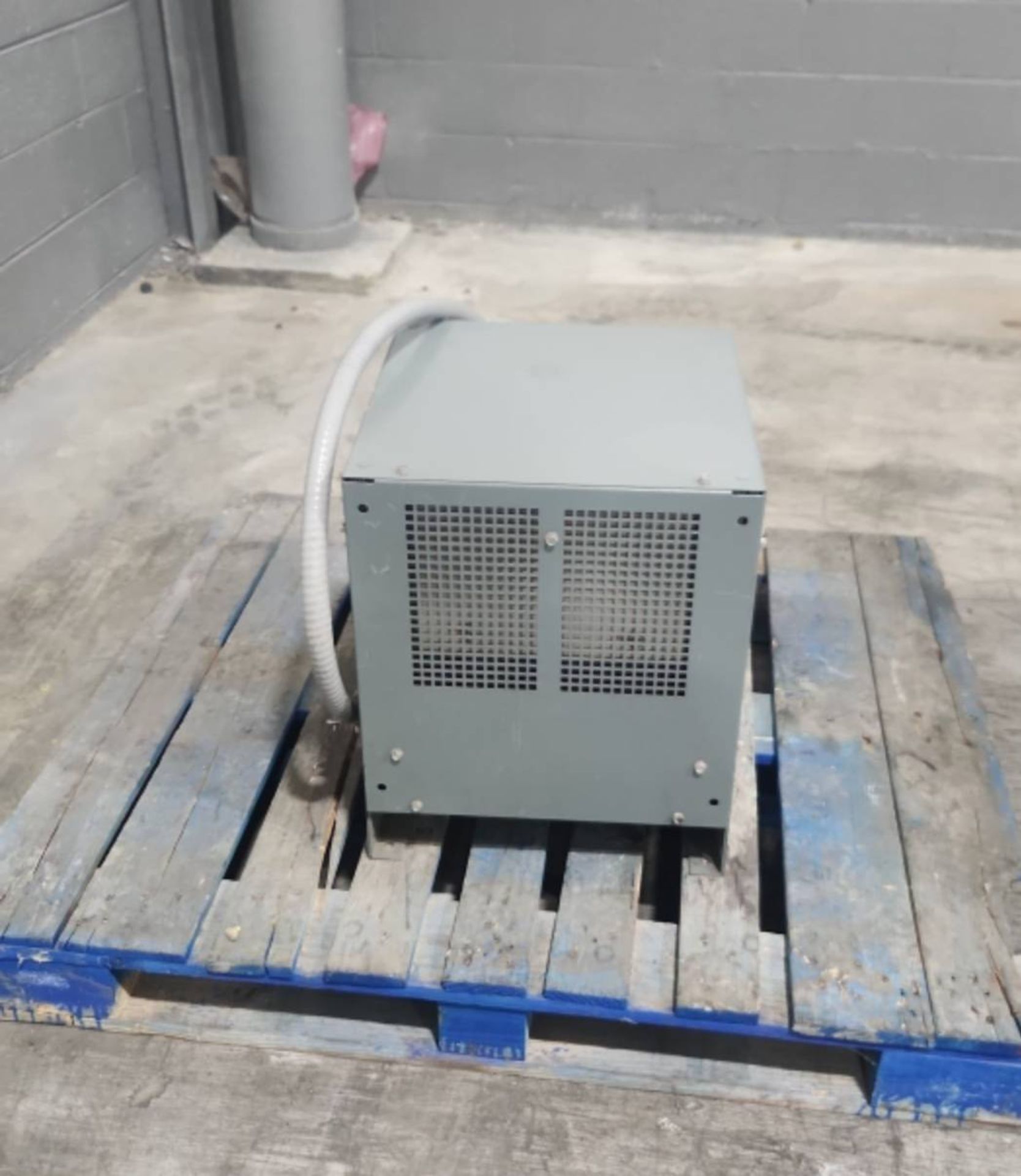 Ametek Battery-Mate 80 Multi AC Input 24 Volt Electric Forklift Battery Charger. - Image 3 of 5