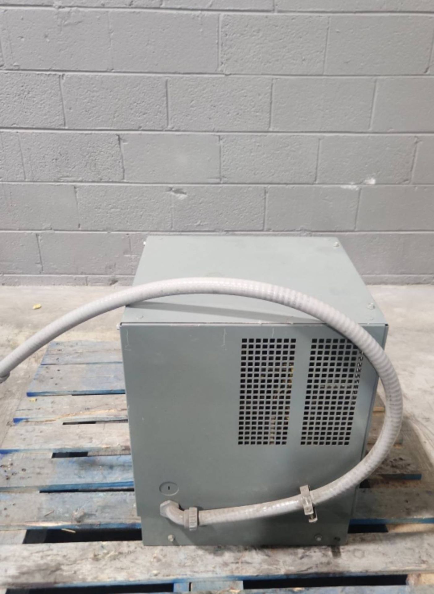 Ametek Battery-Mate 80 Multi AC Input 24 Volt Electric Forklift Battery Charger. - Image 2 of 5
