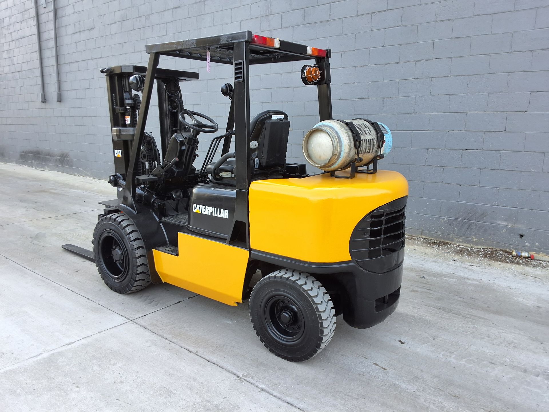 Mitsubishi/Caterpillar Model: GP30 6,000lb Capacity LP Powered Forklift. Hours: 9,942 - Image 2 of 7