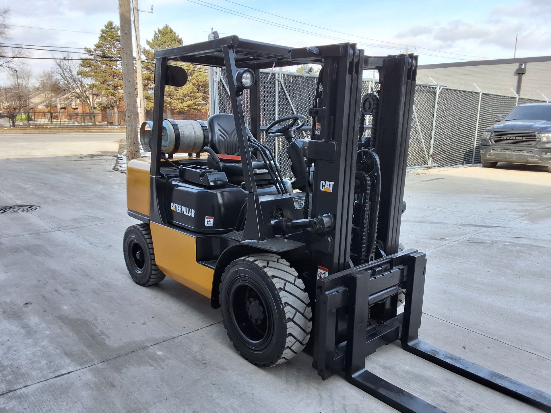Mitsubishi/Caterpillar Model: GP30 6,000lb Capacity LP Powered Forklift. Hours: 9,942 - Image 4 of 7