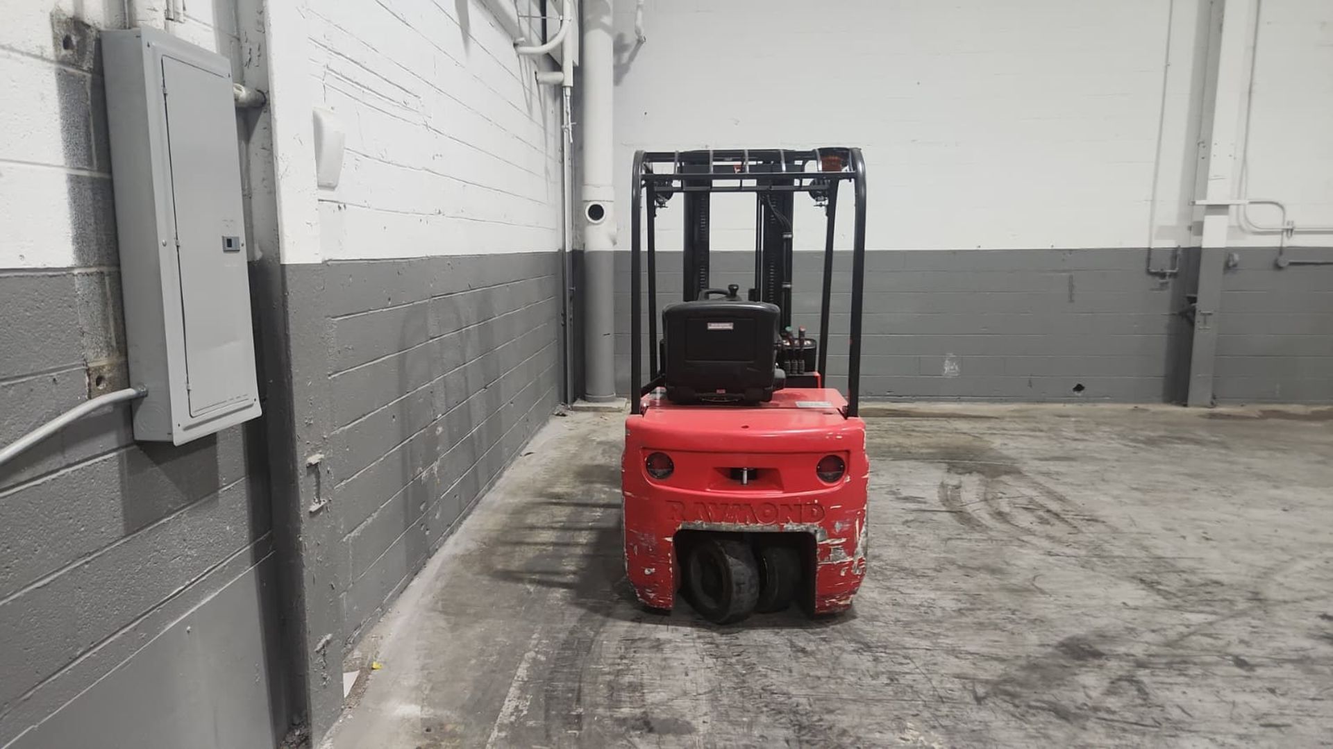 Raymond Model: 445-C30TT 3,000Lb 3-Wheel Electric Forklift. Hours: 930 - Image 5 of 7