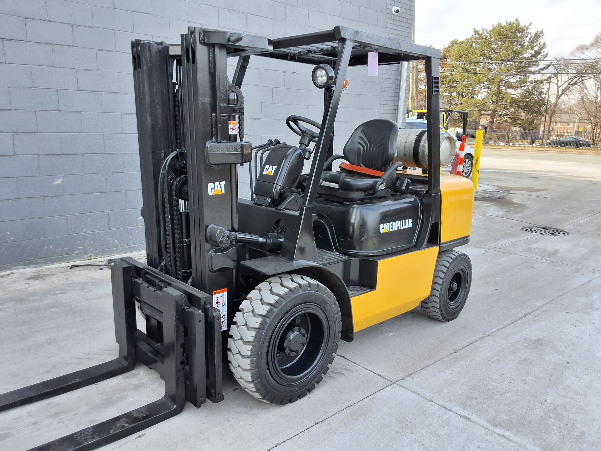 Mitsubishi/Caterpillar Model: GP30 6,000lb Capacity LP Powered Forklift. Hours: 9,942
