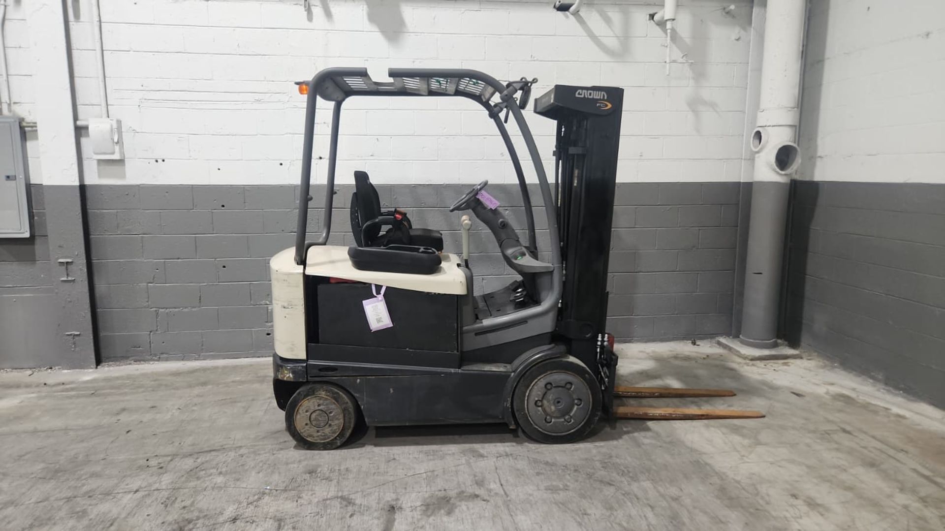 Crown FC5225-50 5,000LB Sit Down Electric Forklift. Hours: 5,526 - Image 4 of 8