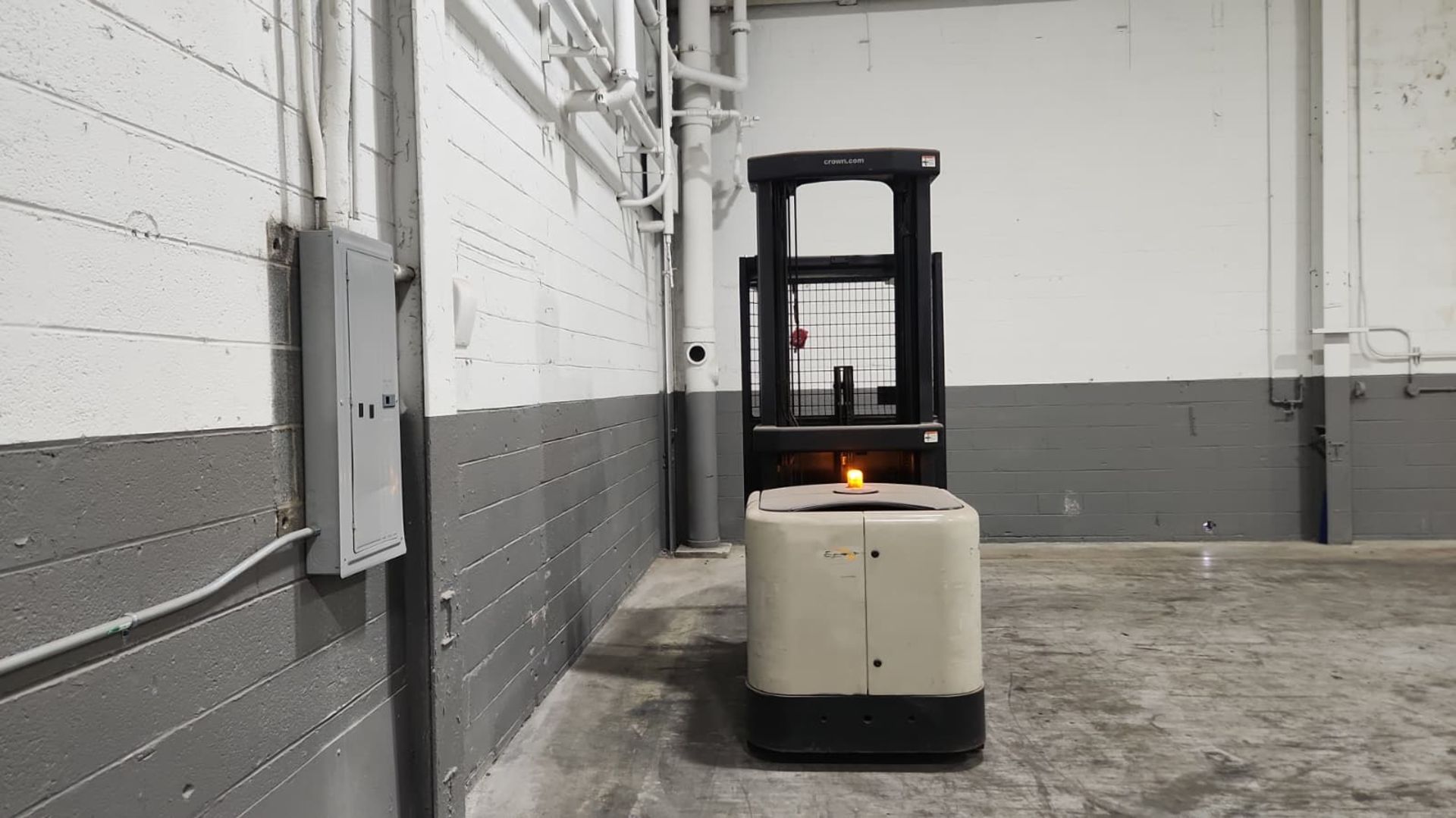 Crown Model: SP3510-30 3,000lb Capacity Order Picker Electric Forklift with Battery. - Image 4 of 8