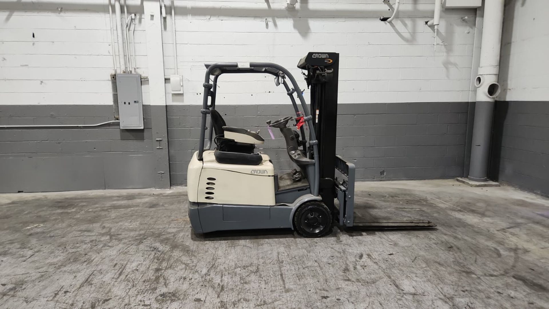 Crown Model: SC5225-35 3,500lb Capacity Electric Forklift with Battery. - Image 6 of 8