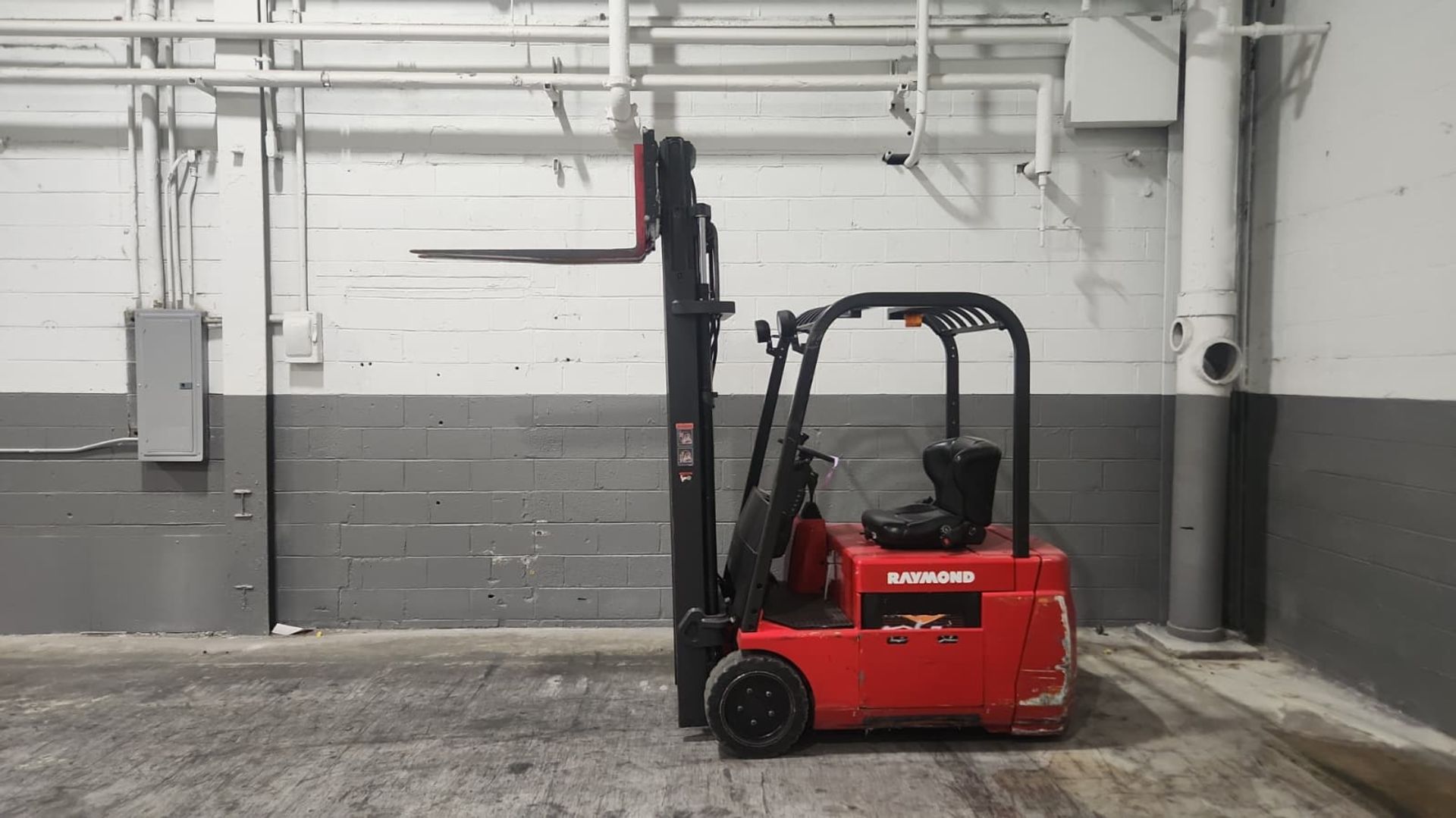 2016 Raymond Model: 445-C30TT 3,000lb Electric Forklift. Hours: 910.