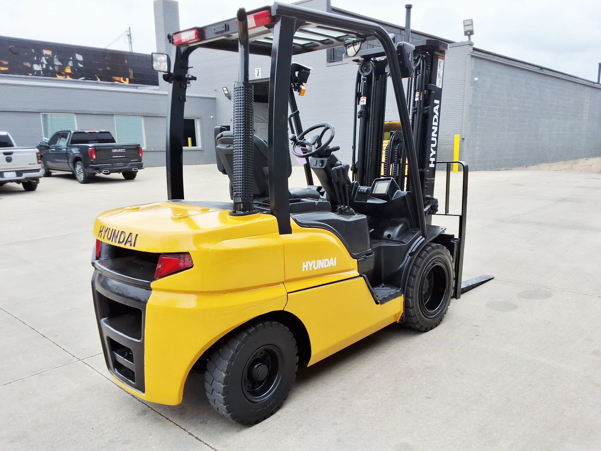 2016 Hyundai Model: 360-9, 6,000lb Capacity . Diesel Powered Forklift. - Image 3 of 8