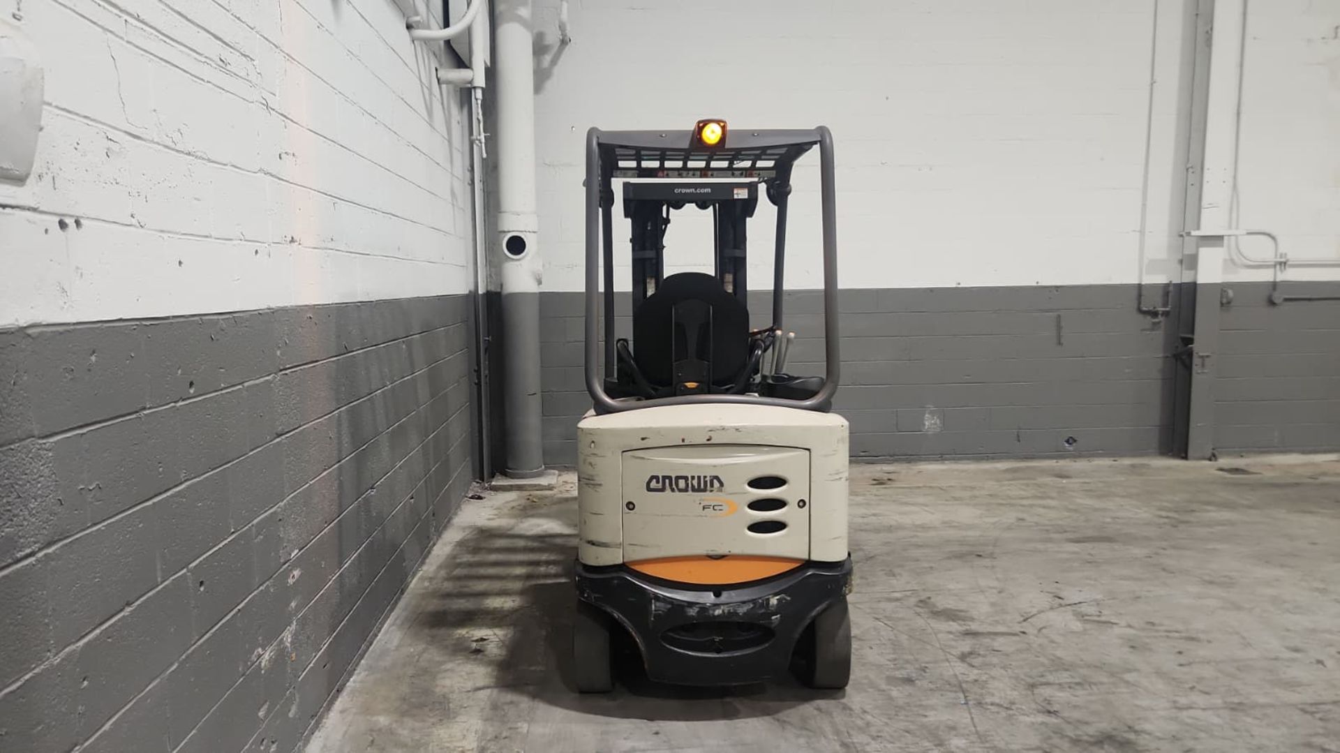 Crown FC5225-50 5,000LB Sit Down Electric Forklift. Hours: 5,526 - Image 5 of 8