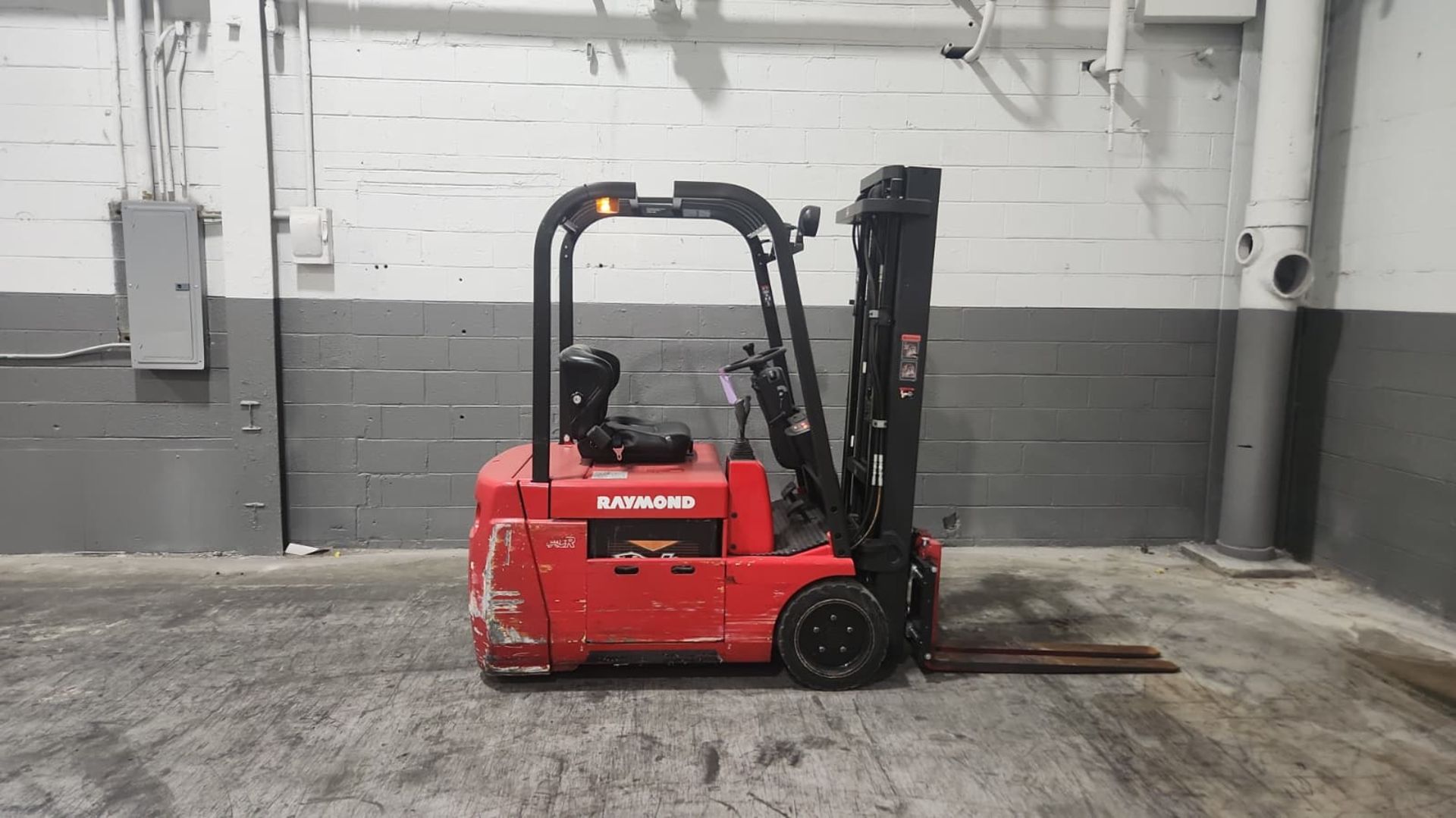 2016 Raymond Model: 445-C30TT 3,000lb Electric Forklift. Hours: 910. - Image 3 of 7