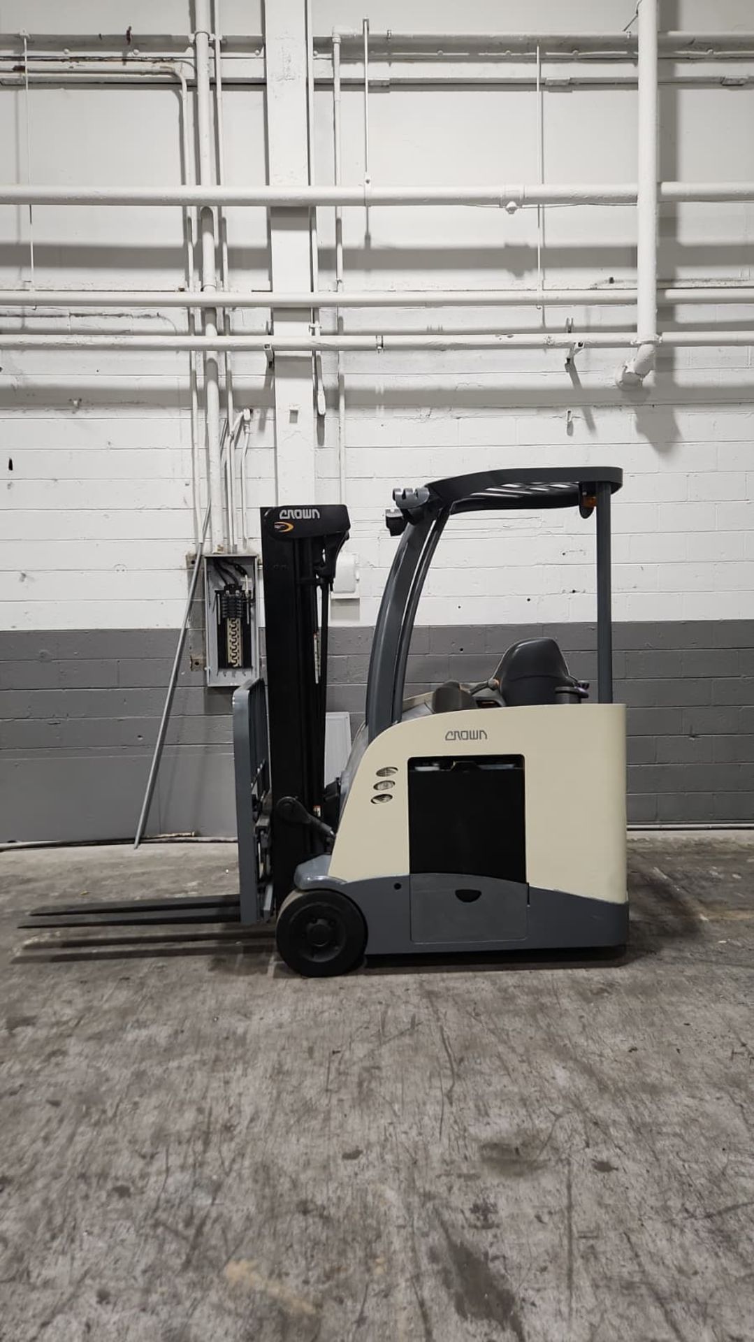 2015 Crown Model: RC5545-40 4,000lb Capacity Electric Forklift with Battery.