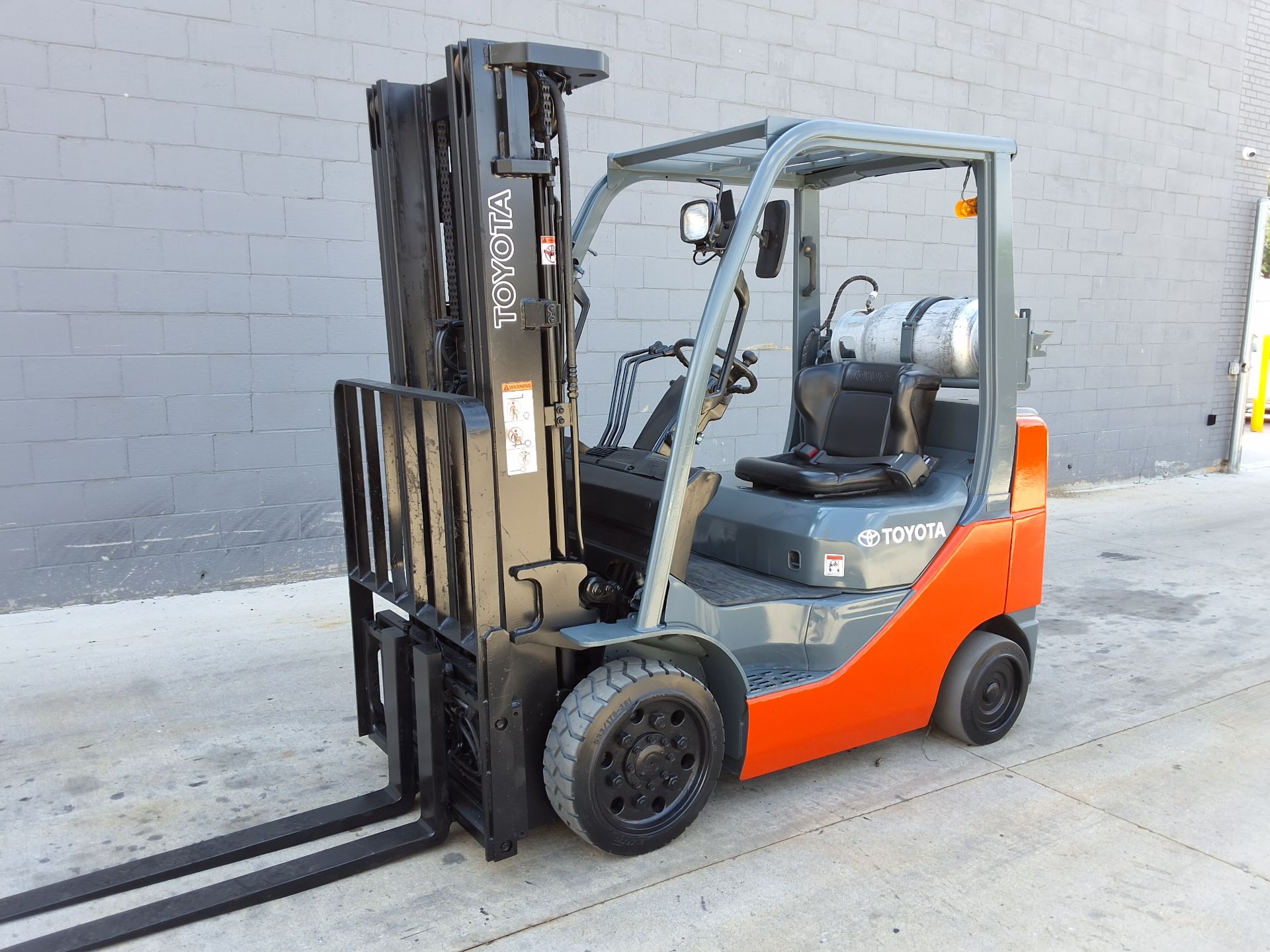 2017 Toyota Model: 8FGCU25 5,000lb Capacity Sideshifter Forklift.