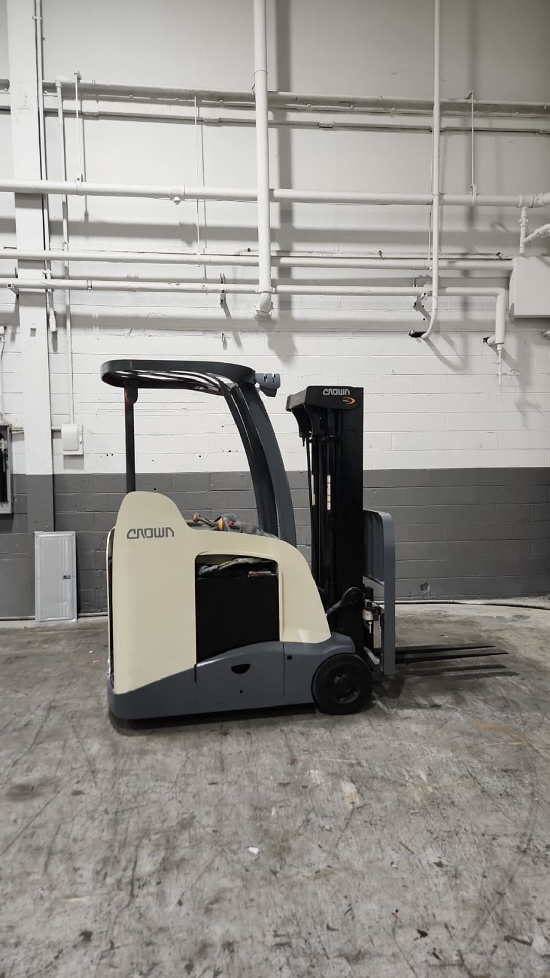 2015 Crown Model: RC5545-40 4,000lb Capacity Electric Forklift with Battery. - Image 5 of 7