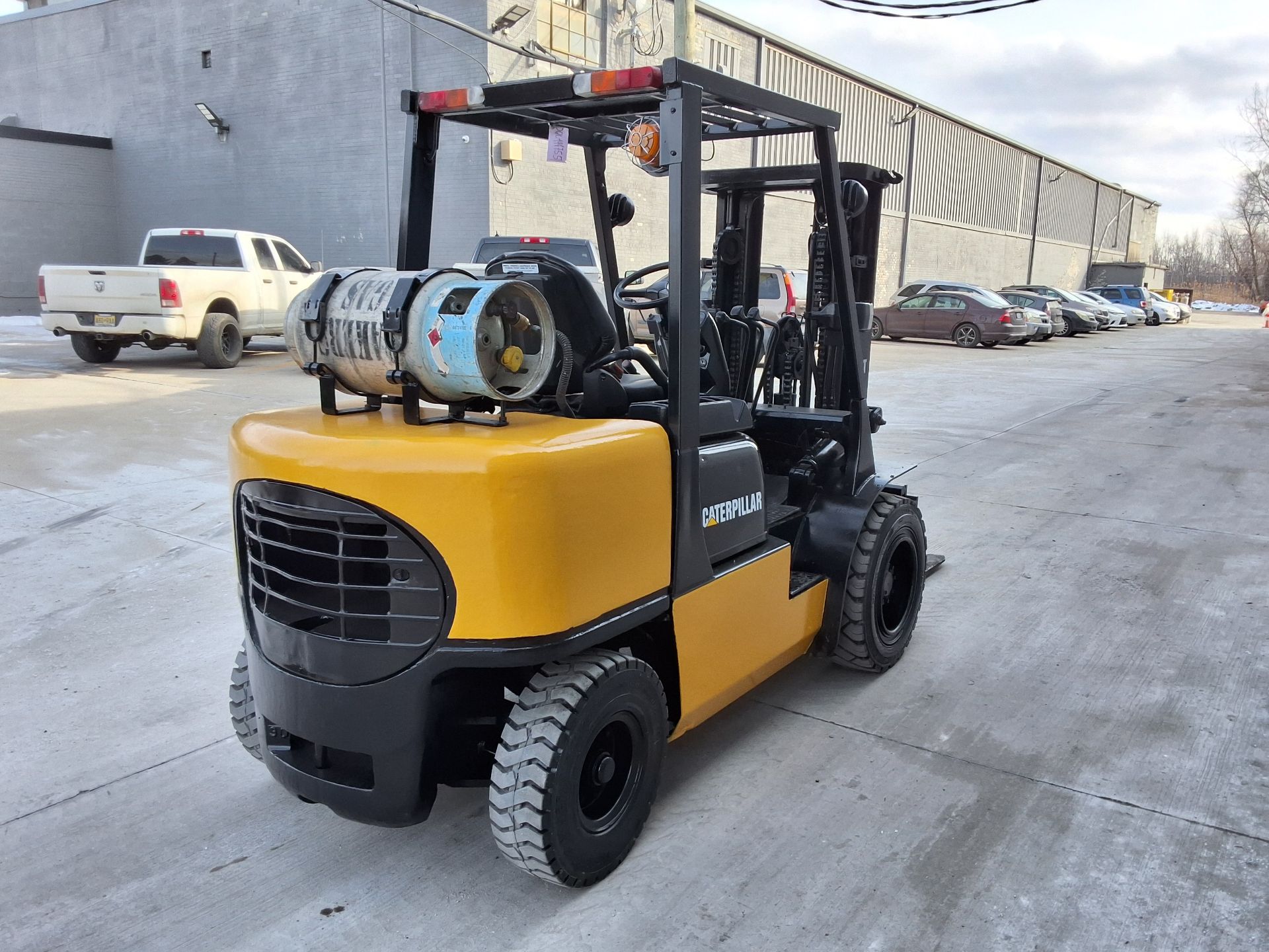 Mitsubishi/Caterpillar Model: GP30 6,000lb Capacity LP Powered Forklift. Hours: 9,942 - Image 3 of 7
