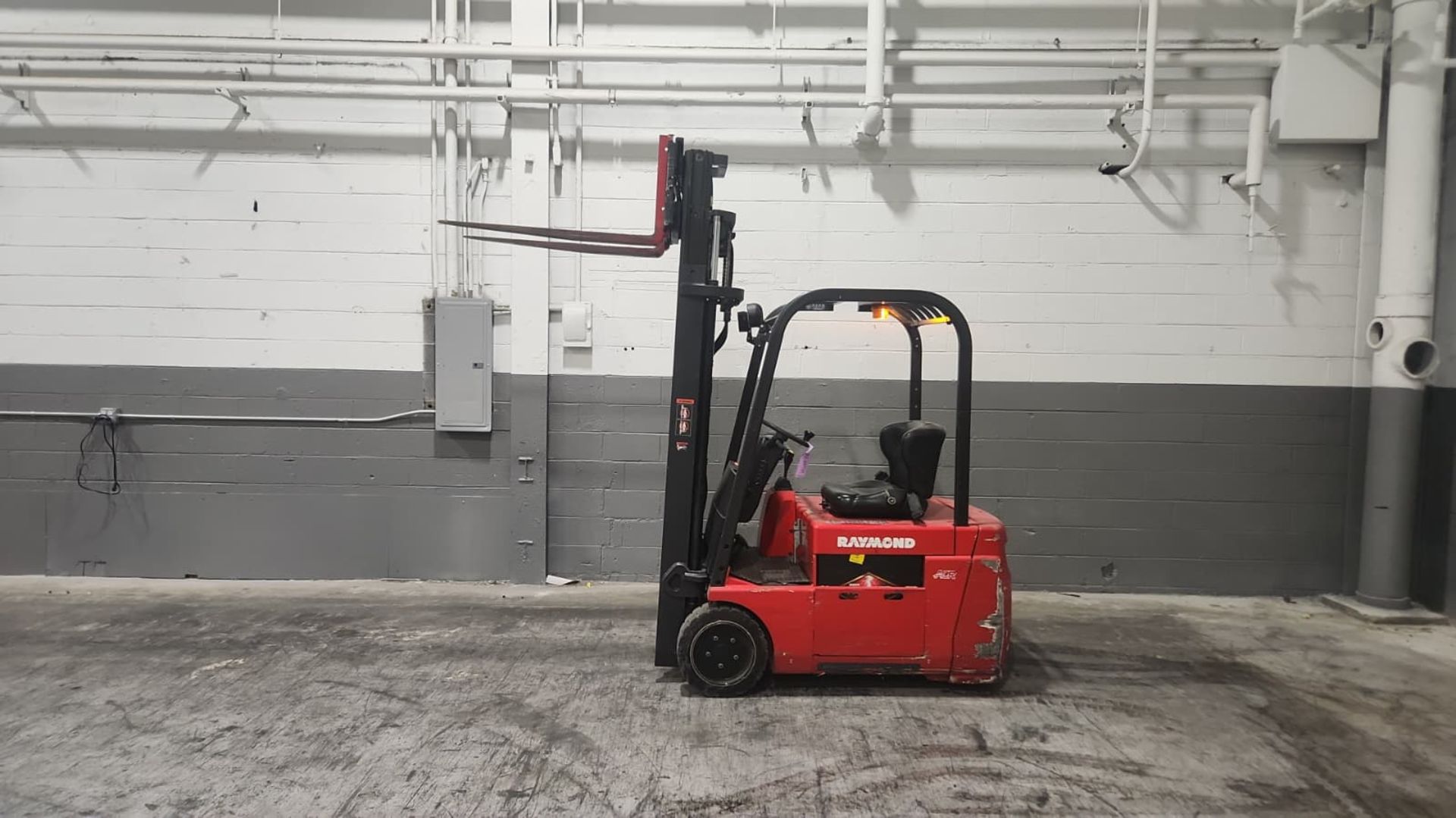 Raymond Model: 445-C30TT 3,000Lb 3-Wheel Electric Forklift. Hours: 930