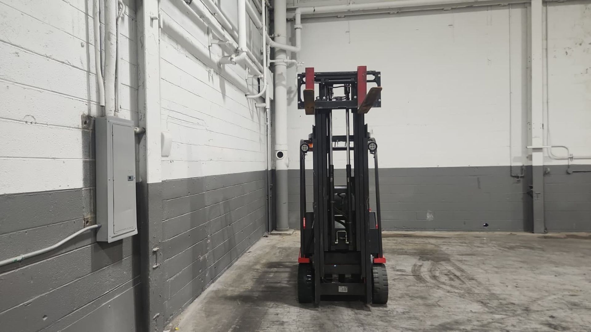 Raymond Model: 445-C30TT 3,000Lb 3-Wheel Electric Forklift. Hours: 930 - Image 2 of 7