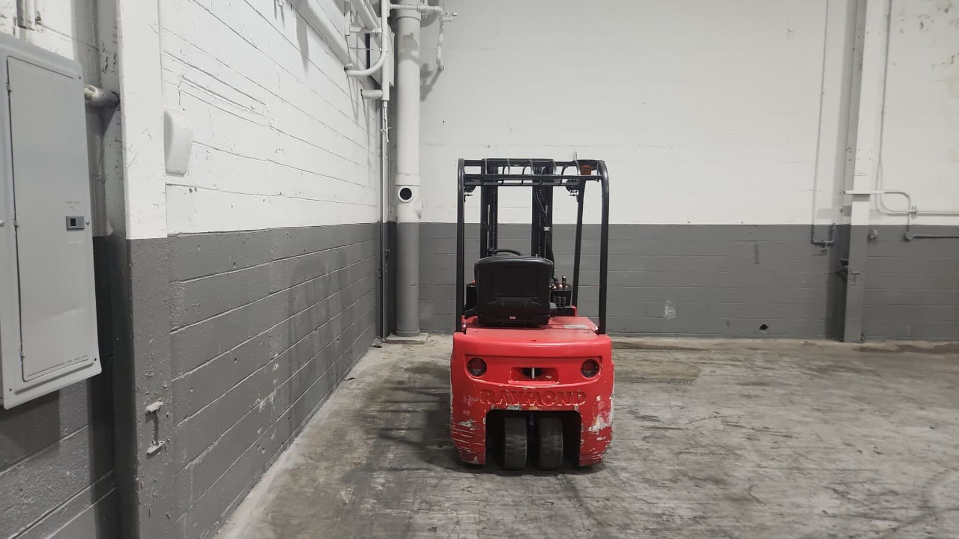 2016 Raymond Model: 445-C30TT 3,000lb Electric Forklift. Hours: 910. - Image 2 of 7