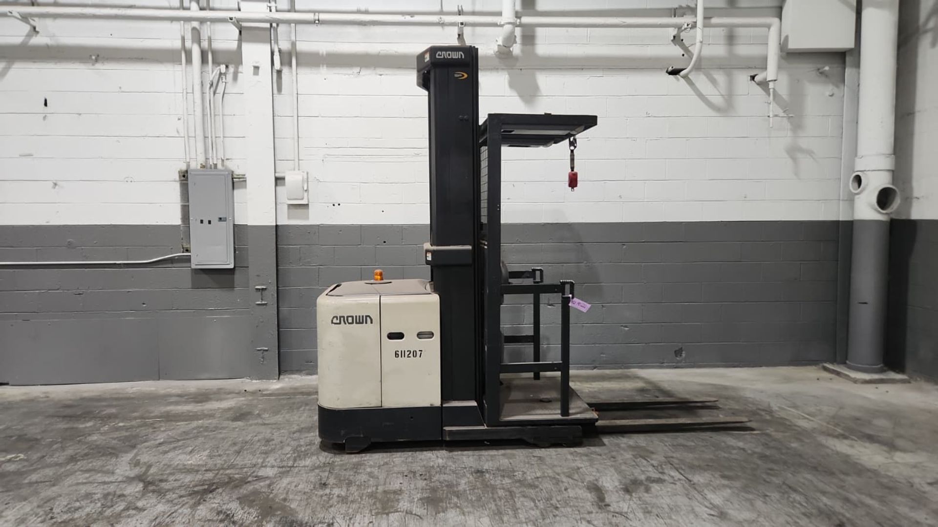 Crown Model: SP3510-30 3,000lb Capacity Order Picker Electric Forklift with Battery. - Image 5 of 8