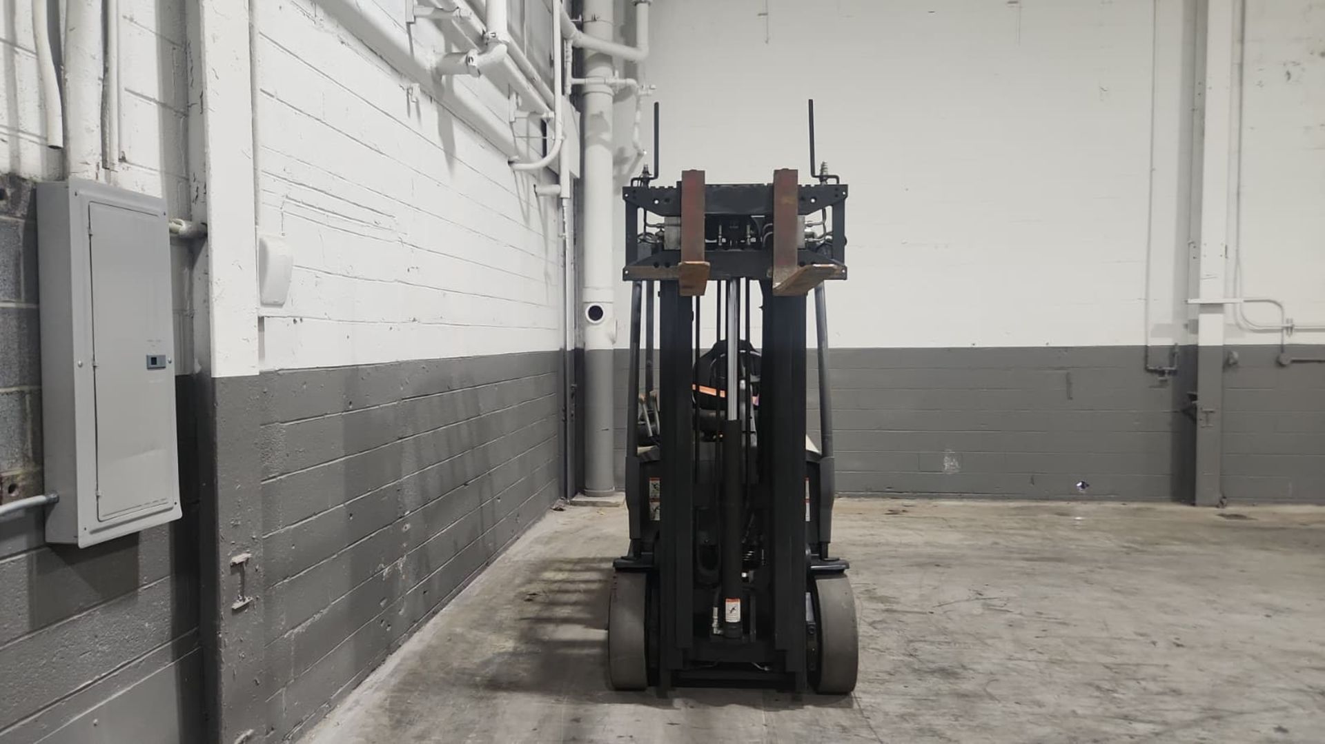 Crown FC5225-50 5,000LB Sit Down Electric Forklift. Hours: 5,526 - Image 3 of 8