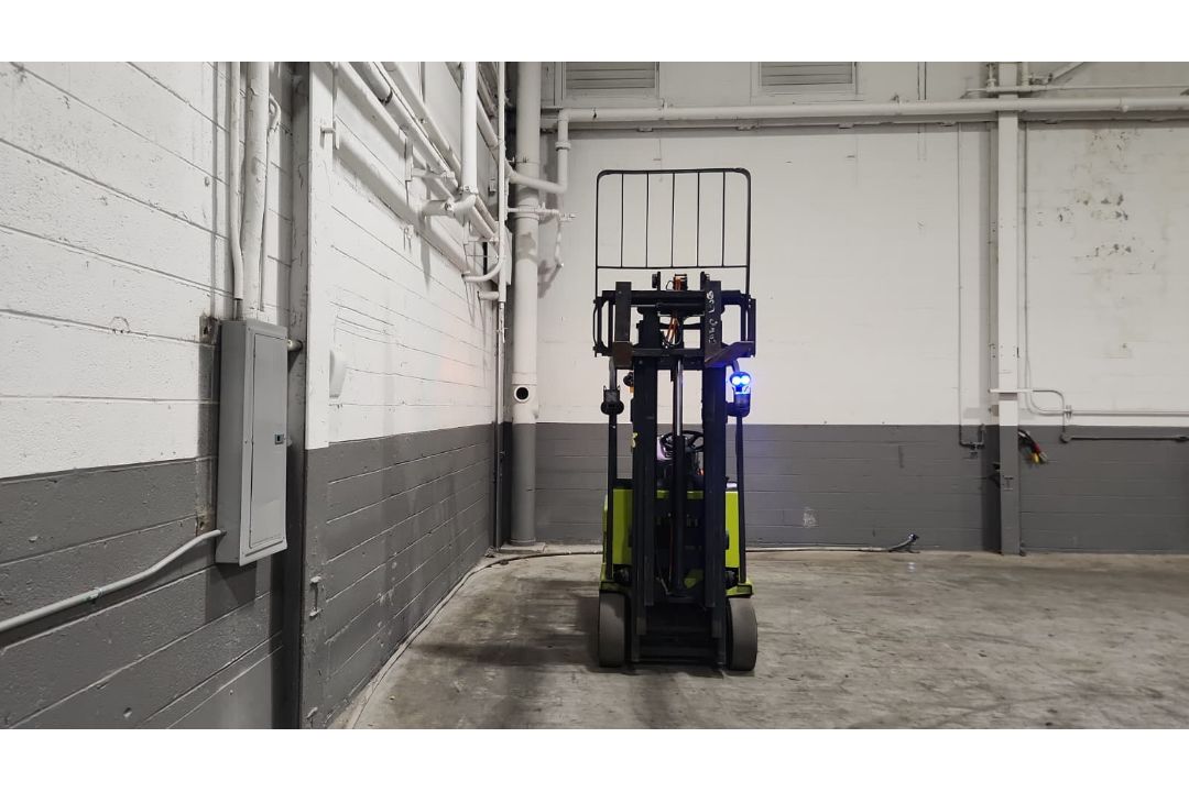 2016 Clark Model: TMX25 5,000lb Capacity Electric Forklift with Battery. - Image 2 of 7
