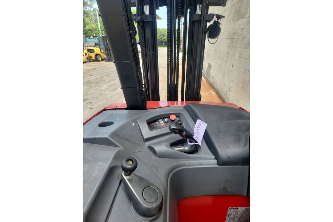 2016 Raymond Model: 415-C30TT 3,000LB Stand Up Counterbalance Electric Forklift. - Image 3 of 7