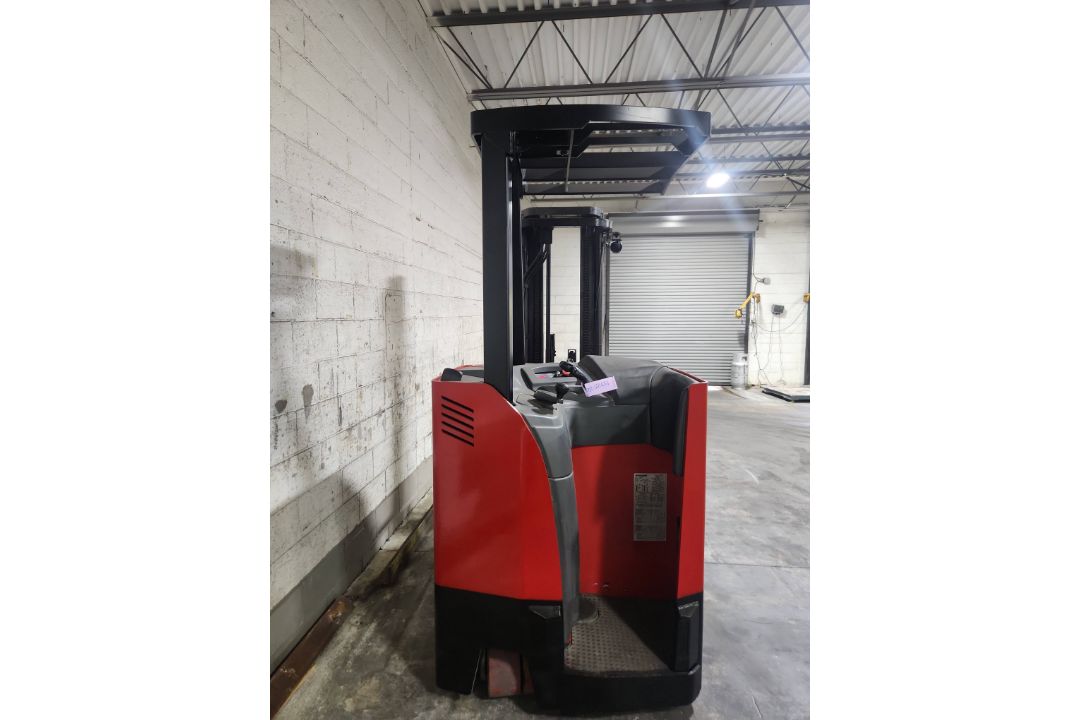 Raymond Model: 425-C30TT 3,000lb Stand Up Counterbalance Electric Forklift. Hours: 3,125 - Image 3 of 7