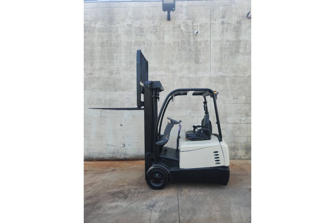 Crown Model: SC5225-30 3,000lb Capacity Electric Forklift with Battery. Hours: 5,086 - Image 1 of 8