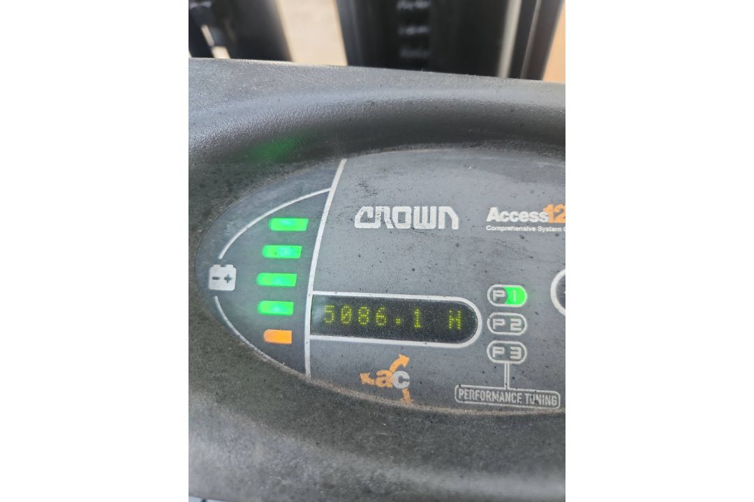 Crown Model: SC5225-30 3,000lb Capacity Electric Forklift with Battery. Hours: 5,086 - Image 4 of 8