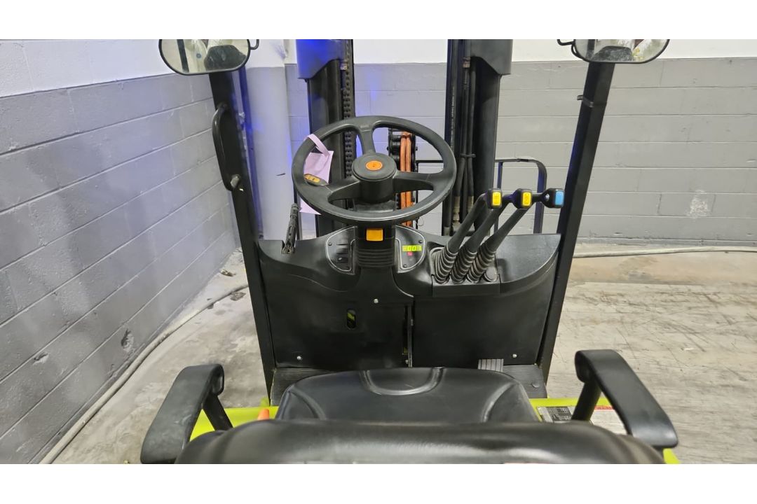 2016 Clark Model: TMX25 5,000lb Capacity Electric Forklift with Battery. - Image 4 of 7
