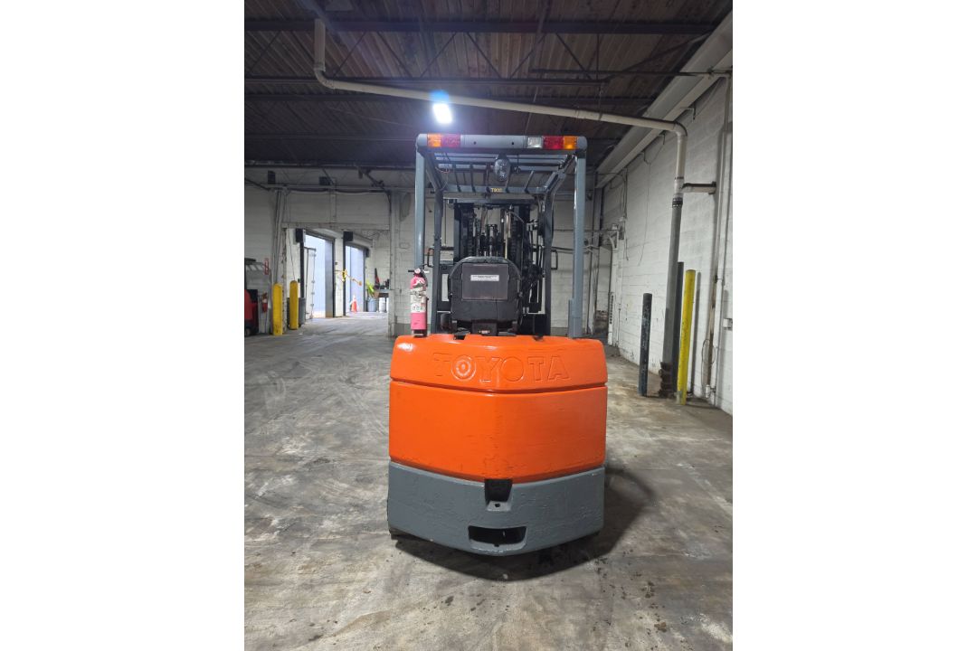 Toyota Model: 7FBCU45 10,000lb Capacity Electric Forklift. Hours: 1,735! - Image 2 of 7