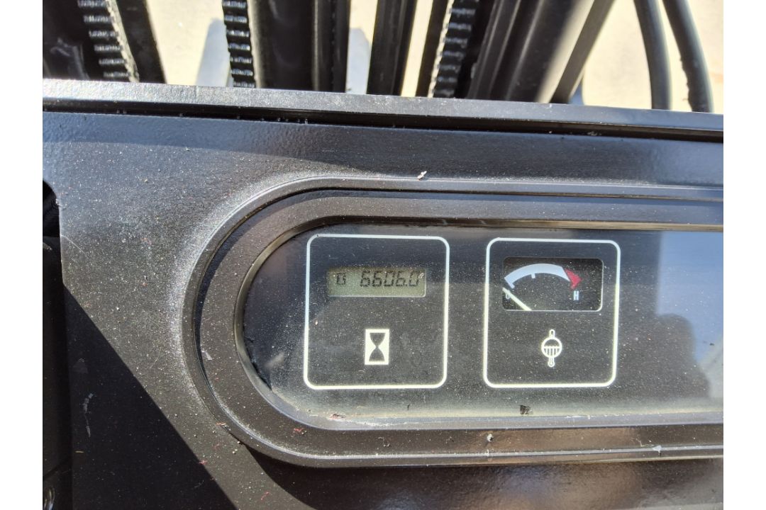 Yale Model: GLC050 5,000LB LP Powered Forklift. Hours: 6,603 - Image 9 of 9