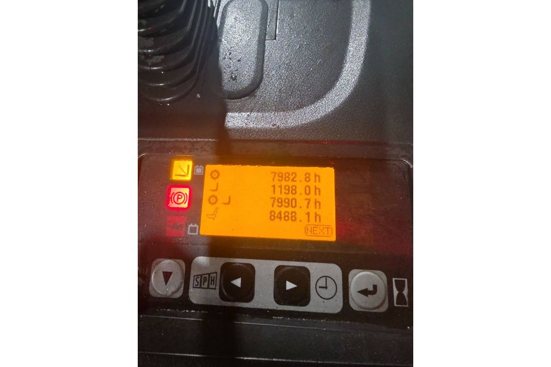 Toyota Model: 8FBCU32 6,500lb Capacity Electric Forklift - Image 5 of 7