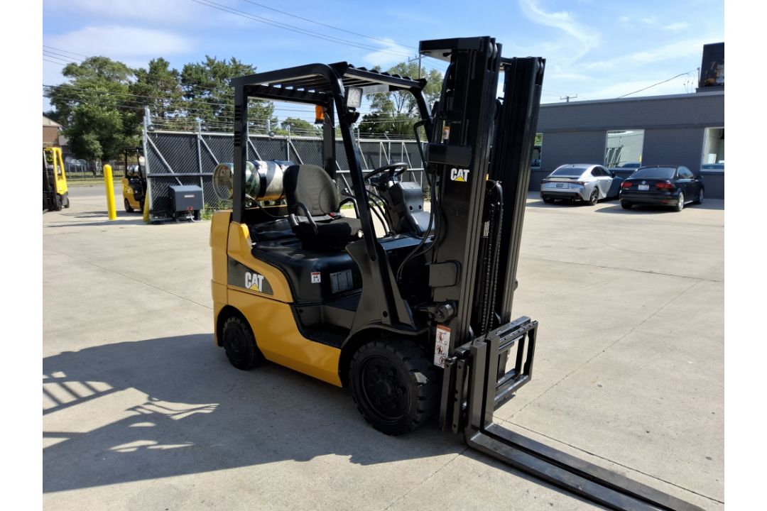 CAT Model: C5000 5,000lb Capacity Cushion Tire LP Powered Forklift. - Image 4 of 9