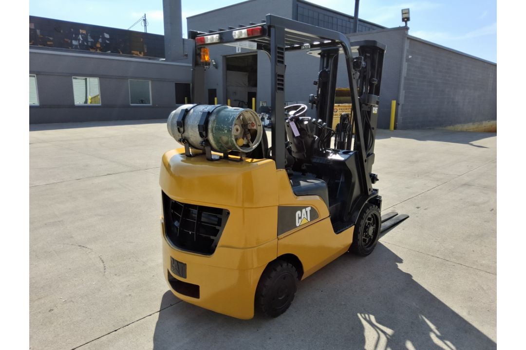 CAT Model: C5000 5,000lb Capacity Cushion Tire LP Powered Forklift. - Image 3 of 9