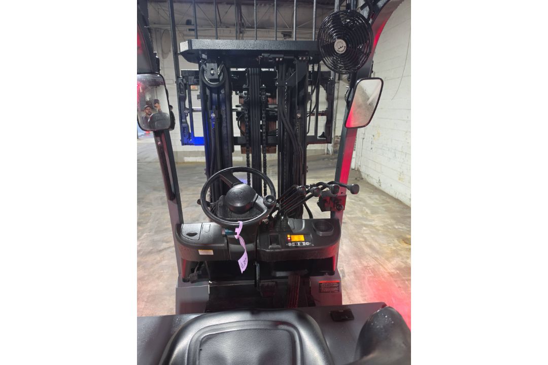 Toyota Model: 8FBCU32 6,500lb Capacity Electric Forklift - Image 3 of 7