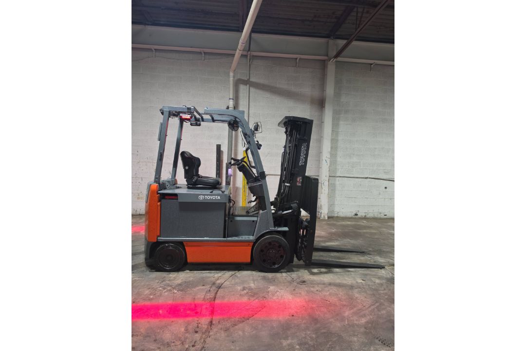 Toyota Model: 8FBCU32 6,500lb Capacity Electric Forklift - Image 6 of 7