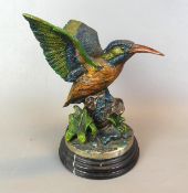 "Kolibri", auf Stamm sitzend, farbig gefasst, Marmorsockel,