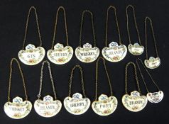 9 große und 3 kleine Karaffenanhänger, bezeichnet "Brandy", "Whiskey",