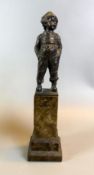 "Kleiner Schuljunge", Bronze, plastische Ausformung, auf Marmorsockel,