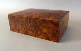 Holzdose, Mahagoni, gewölbter Deckel, H. ca. 7, B. 20, T. 14 cm