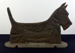 Schuhabstreifer in Form eines Hundes, Eisen, H. ca. 21, B. 31 cm